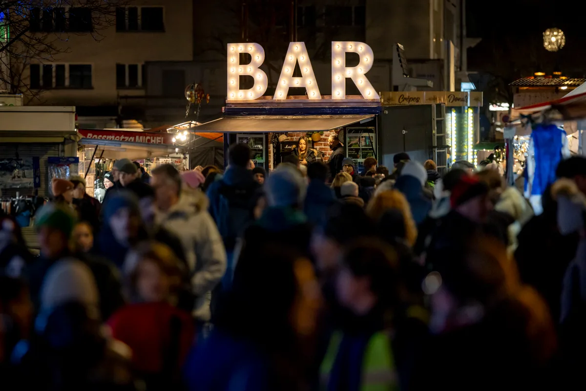 Man sieht den Trubel auf dem Uster Märt bei Nacht.